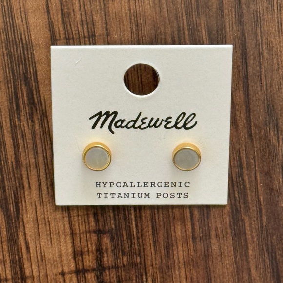 Madewell pearl oyster stud earring - Picture 2 of 7